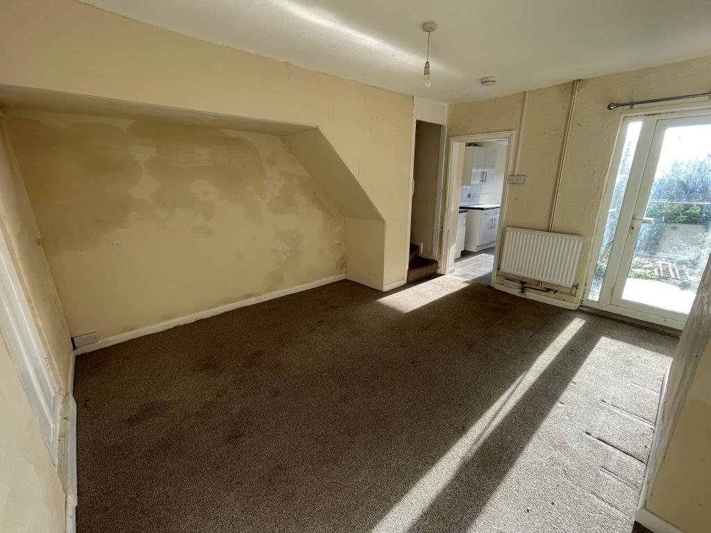 Lot: 47 - THREE-BEDROOM END-TERRACE FOR IMPROVEMENT - Dining room with access to kitchen and garden